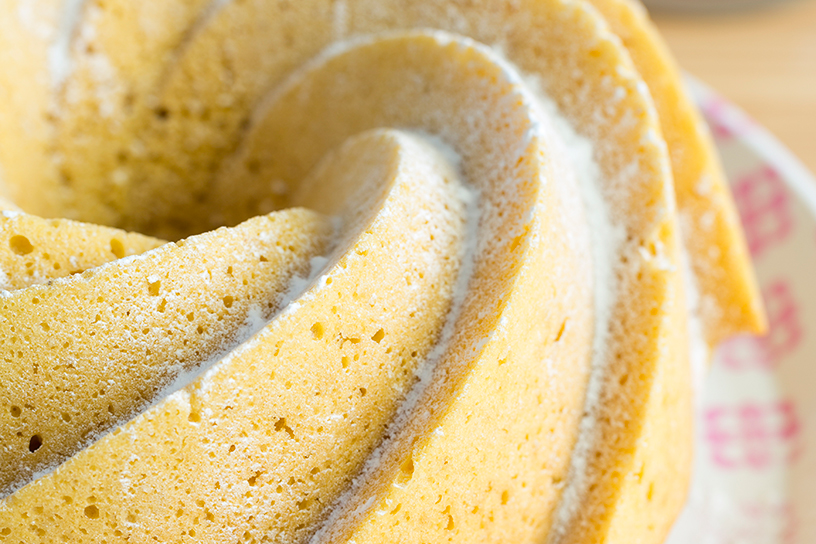 Advocaatcake uit een tulbandvorm bestrooid met poedersuiker